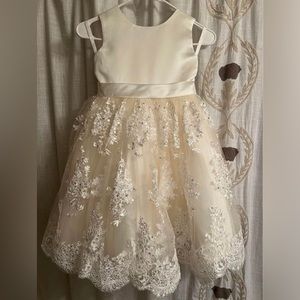 BEAND NEW Beautiful Ivory Champagne Satin Laced Flower Girl Dress size 6/7